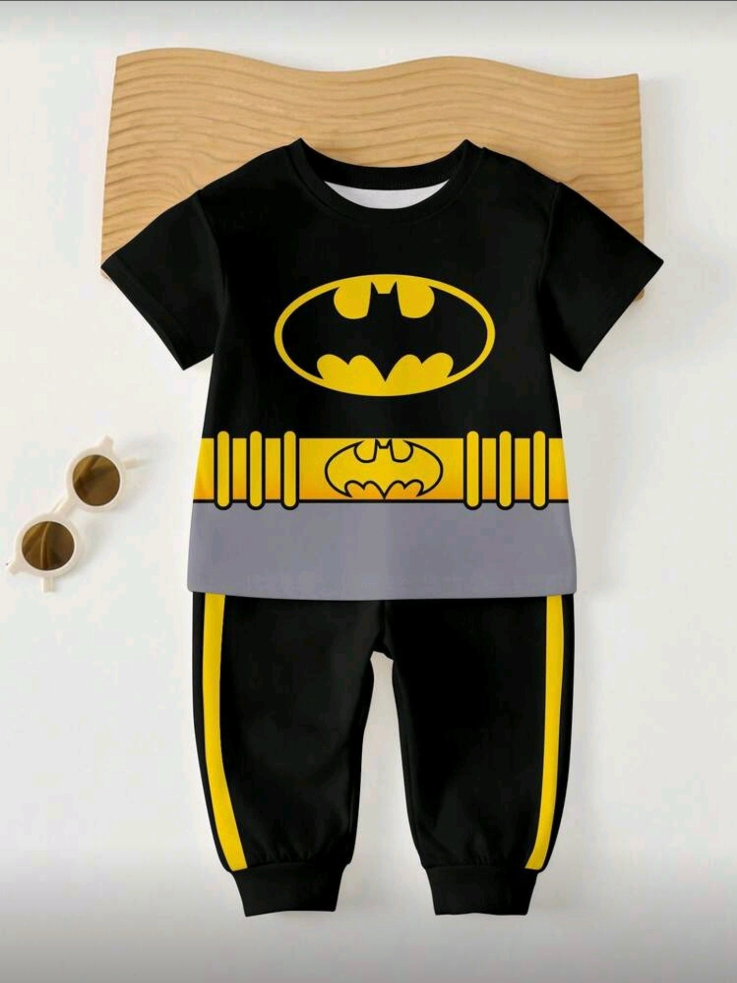 BATMAN X SHEIN 2pcs Baby Boys Loose Casual Sports Outfit, Comfortable Classic Logo & Belt Pattern Short Sleeve T-Shirt And Pants Set,