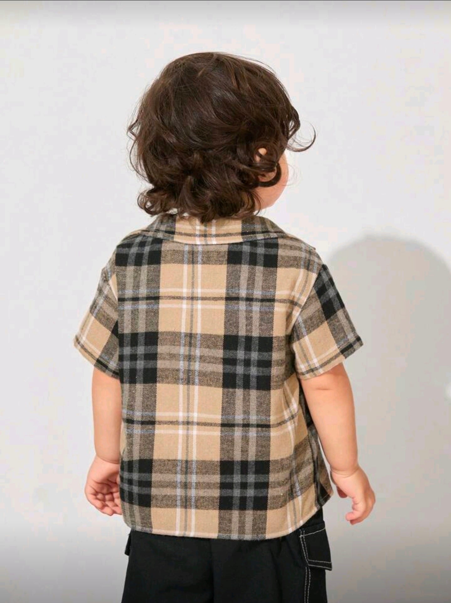 SHEIN Baby Boy Casual Khaki Plaid Collar Short Sleeve Shirt , Suitable For Spring & Summer Indoor And Outdoor Wear
