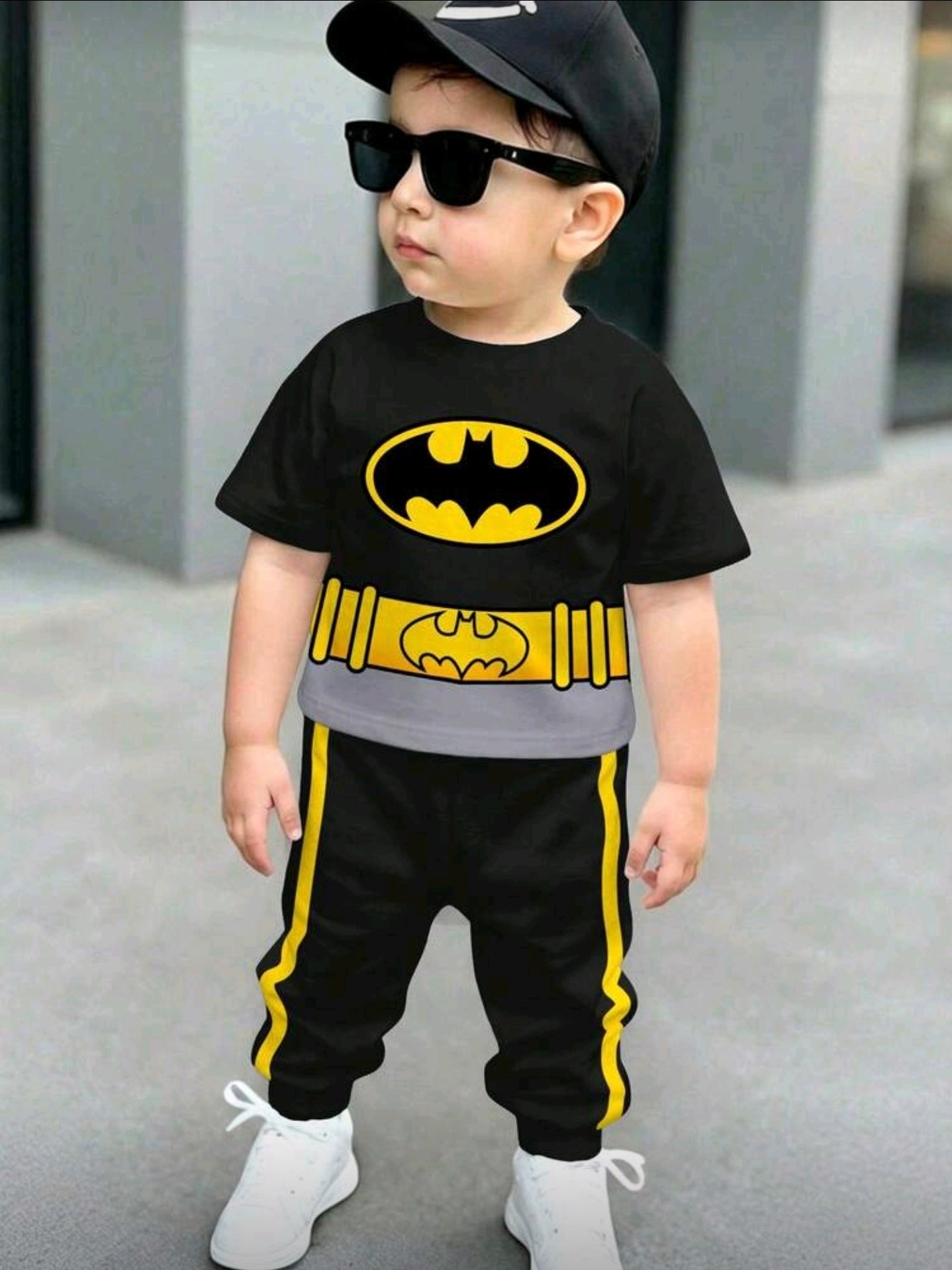 BATMAN X SHEIN 2pcs Baby Boys Loose Casual Sports Outfit, Comfortable Classic Logo & Belt Pattern Short Sleeve T-Shirt And Pants Set,