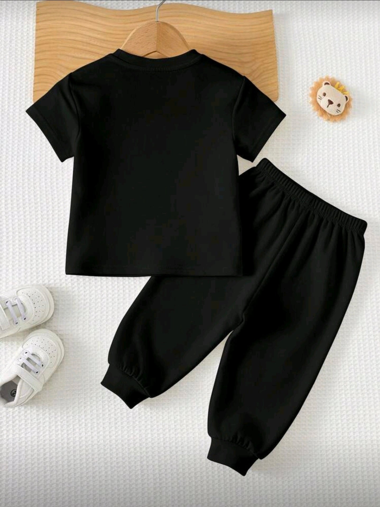 BATMAN X SHEIN 2pcs Baby Boys Loose Casual Sports Outfit, Comfortable Classic Logo & Belt Pattern Short Sleeve T-Shirt And Pants Set,
